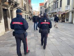 Furto aggravato ai danni di una turista: due arresti e una denuncia