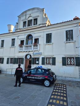 Si avvicina alla madre nonostante il divieto, arrestato