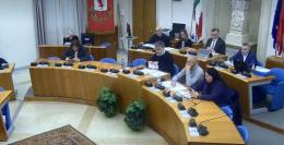 Un consiglio comunale nel caos