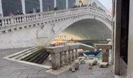 Venezia, rimossa la balaustra danneggiata dopo l'impatto del mototopo