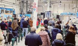 Alle Lavanderie Blue Jeans la messa dei lavoratori