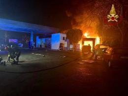 Mira, incendio nella notte all&rsquo;autolavaggio di un distributore: 