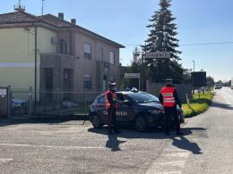 Le rubano l'auto, i carabinieri gliela riportano