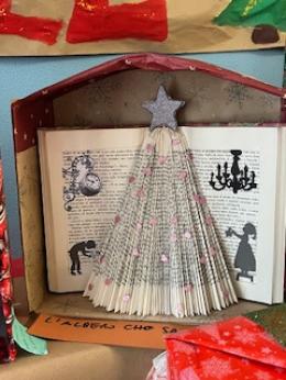 Gli oggetti di uso quotidiano addobbano gli alberi a scuola