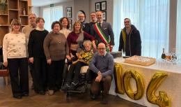 Elena spegne 104 candeline