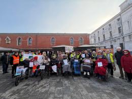 Caregiver in piazza per chiedere dignit&agrave;