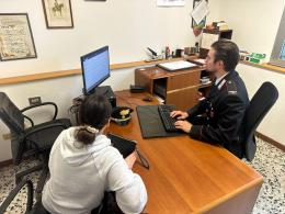 Perseguita la ex e pesta chi cerca di difenderla