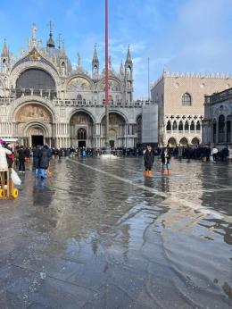 Mose ancora in funzione ma il Carnevale va sott&rsquo;acqua