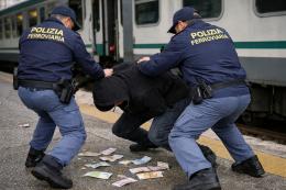 Fa arrestare il ladro urlando in stazione