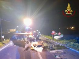 Scontro tra auto, due persone ferite