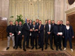 Salvarono un uomo e il suo cane dall'annegamento: premiato l&rsquo;equipaggio Actv