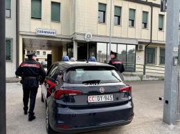 Ubriaco, sveglia la moglie e la pesta: via da casa