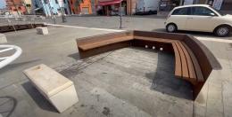 Messe a nuovo, gi&agrave; sporche rovinate le nuove panchine