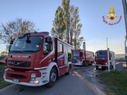 Incendio di sterpaglie: Vigili del fuoco impegnati su un fronte di fiamma di 50 metri 