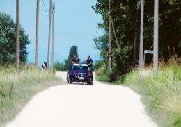 A 3 anni da sola lungo l&rsquo;argine