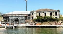 Procede il restauro del portale