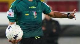 L'arbitro chiede il permesso di soggiorno a due calciatori: &egrave; polemica