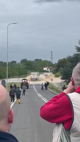 Emilia-Romagna, la strada è un fiume in piena ma il camion non si vuole fermare