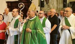 Il vescovo Tessarollo saluta la comunità