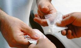 Cocaina nascosta sotto l'etichetta dell'acqua