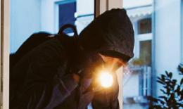 I ladri rubano tutto e poi scappano col pulmino dei disabili