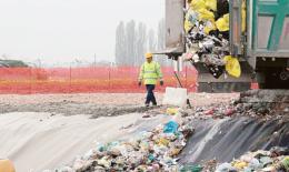 Nuova intesa per i rifiuti: stop ai progetti vicino ai confini e confronto con le Regioni