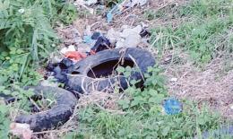 Gli incivili abbandonano rifiuti in un campo
