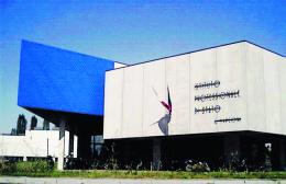 Scuole chiuse con catene e lucchetti