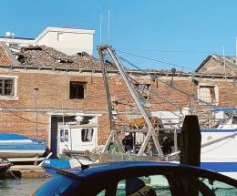 Magazzini del sale, crolla il tetto