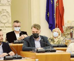 Montanariello: “Dove sono i vigili in aula?” Armelao: “Non sono necessari”