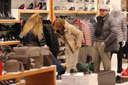 “Troppo caldo, posticipiamo i saldi”