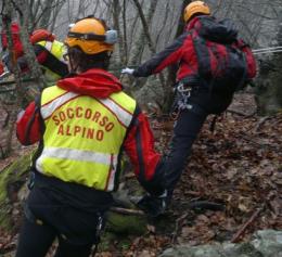 Cede una staccionata, turista precipita e muore
