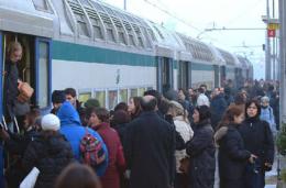 Il ghiaccio blocca i binari: treni in ritardo e disagi per i pendolari