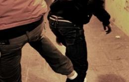 "E' un borseggiatore!": e lo massacrano di botte