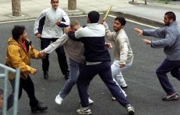 Giovani aggrediscono un autista d'autobus