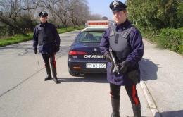 Accoltella la moglie e scappa in pigiama e ciabatte: caccia all'uomo, decine di agenti battono la zona