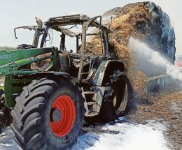 Un mezzo agricolo va in fiamme