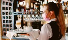 "Non trovo camerieri". Ristorante chiuso in piena stagione