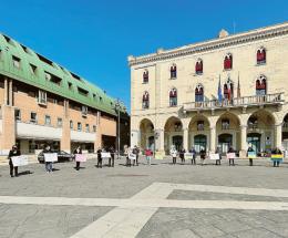 L’abbraccio della piazza alle donne