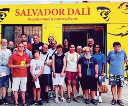 I ragazzi della Prometeo davanti ai capolavori di Dal&igrave;