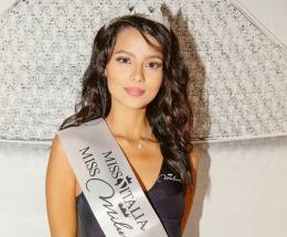 Sfilata di bellezze, e Alessandra indossa la fascia più ambita