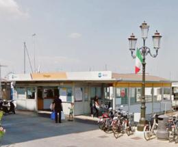 Vogliono salire con la bici: respinti, bloccano l'imbarcadero
