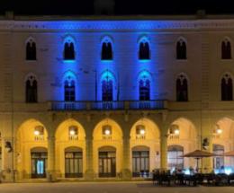 Il municipio &egrave; a tinte turchesi