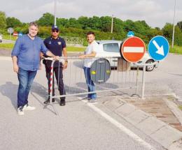Il sindaco fa il vigile, altolà ai pendolari all'ingresso di Valli