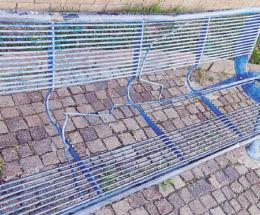 Vandali in passeggiata Lusenzo: panchina distrutta