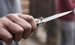 Lite a colpi di lama davanti al supermercato