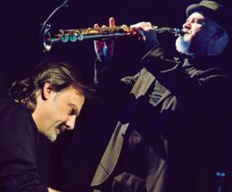 Duo jazz in auditorium