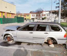 L’auto diventa discarica abusiva
