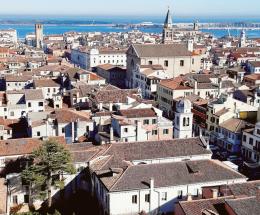 La città si svuota, restano solo B&B