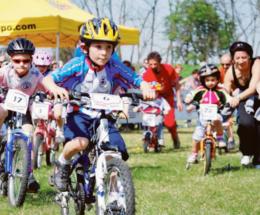 Bimbi in mountain bike nella natura 